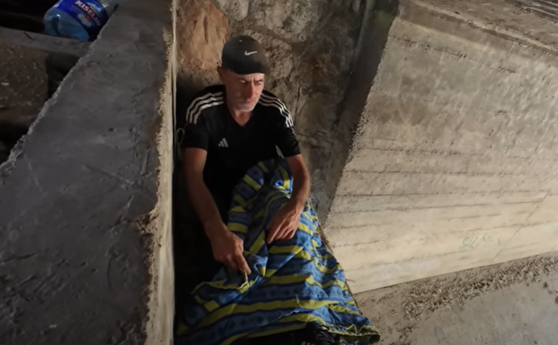 (VIDEO) Preživljava od kontejnera i dnevnice: Anel iz Zenice 9 godina SPAVA ISPOD MOSTA, nikada se nije razbolio