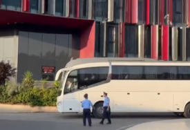 Dobili vruću dobrodošlicu: Reprezentacija Srbije STIGLA NA STADION u Tirani pred duel sa Albanijom