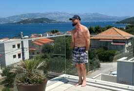 (FOTO) Pločice u prvom planu: Pjevač (53) se SKINUO I POKAZAO MIŠIĆAVO TIJELO
