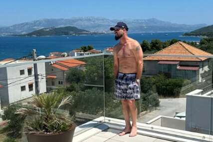 (FOTO) Pločice u prvom planu: Pjevač (53) se SKINUO I POKAZAO MIŠIĆAVO TIJELO