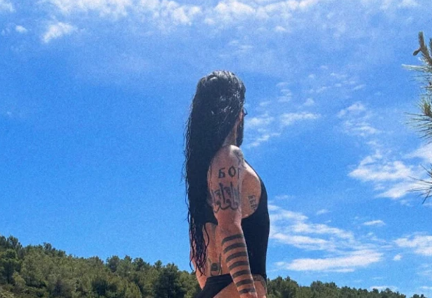 (FOTO) Napravio pometnju na mrežama: Božo Vrećo OBUKAO JEDNODJELNI KUPAĆI, okrenuo leđa fotografu, a u kadru sjevnula zadnjica