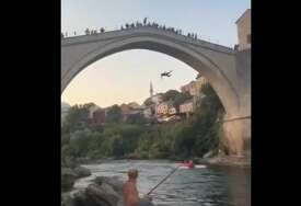 (VIDEO) "Uradio je to pijan, bez obuke, mogao je djecu da ubije" Dugogodišnji skakač Lorens Listo svjedočio skoku turiste s Starog Mosta u Neretvu, otkriva ko ga je pretukao