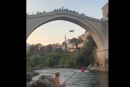 (VIDEO) "Uradio je to pijan, bez obuke, mogao je djecu da ubije" Dugogodišnji skakač Lorens Listo svjedočio skoku turiste s Starog Mosta u Neretvu, otkriva ko ga je pretukao