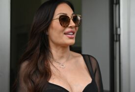 (FOTO) KAO MILION DOLARA Ceca u bikiniju prijeti da sruši internet