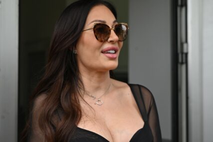 (FOTO) KAO MILION DOLARA Ceca u bikiniju prijeti da sruši internet