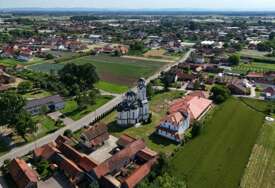 (FOTO) "Još pozorište da otvorimo, pa Bog da nas vidi!" Selo u Semberiji ima bazen, nekoliko fabrika, gradonačelnika i PRVOLIGAŠA