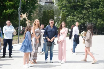 SAVO MILOŠEVIĆ (51) LJUBI ZANOSNU PLAVUŠU Pojavila se sa njim u javnosti, niko nije skidao pogled sa nje