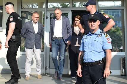 (VIDEO, FOTO) MILAN MILIČEVIĆ NE IDE U PRITVOR Evo koje mjere zabrane su određene lideru SDS i ostalima