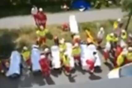 (VIDEO) Objavljeni UZNEMIRUJUĆI SNIMCI MASAKRA u Gracu: Pucnji odjekuju hodnicima, đaci gledaju JEZIV PRIZOR
