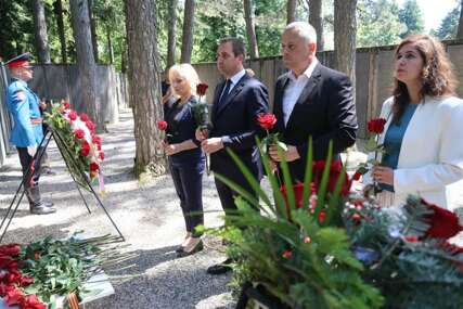 (FOTO) Selak položio cvijeće na Mrakovici "Nikada ne smijemo zaboraviti HEROJSTVO NAŠEG NARODA na Kozari"