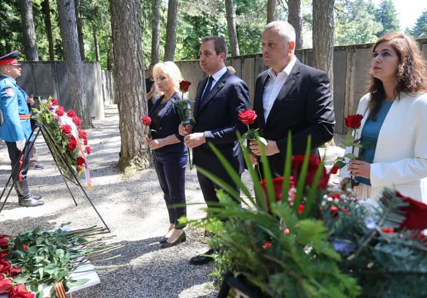 (FOTO) Selak položio cvijeće na Mrakovici "Nikada ne smijemo zaboraviti HEROJSTVO NAŠEG NARODA na Kozari"