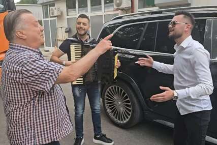 (VIDEO) „PAMTIĆU TE CIJELOG ŽIVOTA“ Finalista „Zvezda Granda“ iznenadio Halida Bešlića, oduševio ga sa izvedbom njegove PJESME