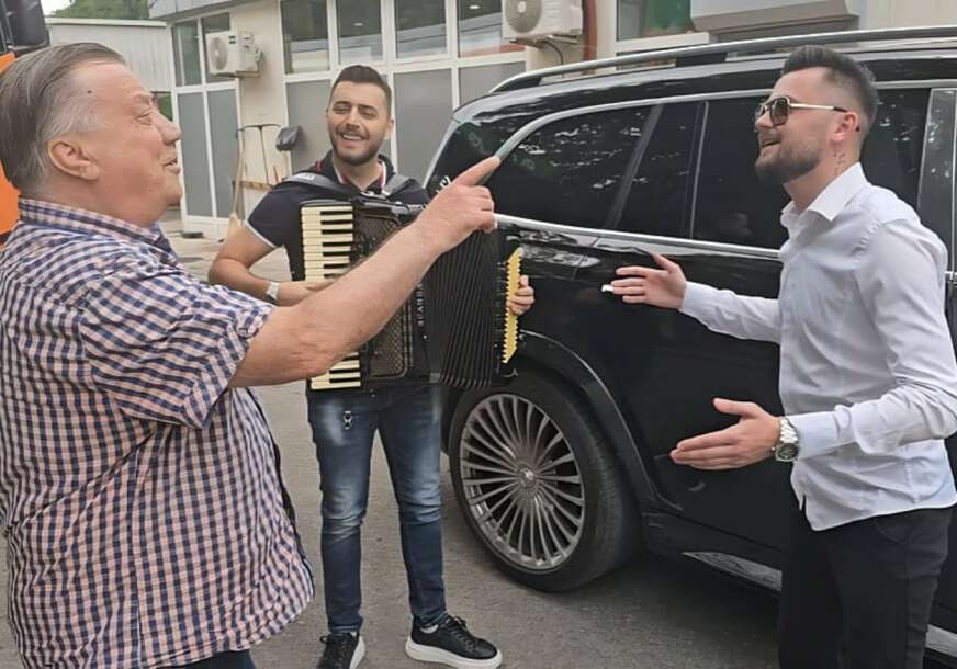 (VIDEO) „PAMTIĆU TE CIJELOG ŽIVOTA“ Finalista „Zvezda Granda“ iznenadio Halida Bešlića, oduševio ga sa izvedbom njegove PJESME
