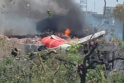 (FOTO, VIDEO) LETJELICA SMRSKANA, BUKTI VATRA Jezivi prizori s mjesta pada putničkog aviona u Indiji, izbezumljeni ljudi se hvataju za glave