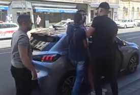 (VIDEO) Krenulo privođenje studenata "Nasilno je odveden u policijsku stanicu, odbili su da se predstave"