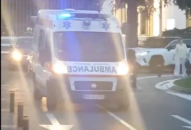 (VIDEO) Rotacija, sirena i haljine: Maturantkinje stigle na maturu VOZILOM HITNE POMOĆI, mreže se usijale