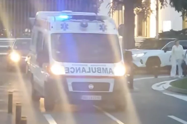 Maturantkinje u vozilu Hitne pomoći došle na maturu