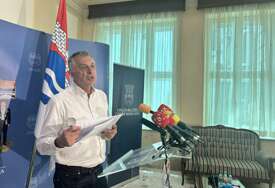 (FOTO) "LUPOM MORAM DA TRAŽIM ŠTA PIŠE" Radojčić pokazao kakav materijal su dobili odbornici i kako se snalaze da ga iščitaju