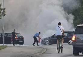 Kulja dim na sve strane: U Banjaluci se ZAPALIO AUTOMOBIL, vozači gasili plamen