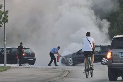 Kulja dim na sve strane: U Banjaluci SE ZAPALIO AUTOMOBIL, vozači gasili plamen