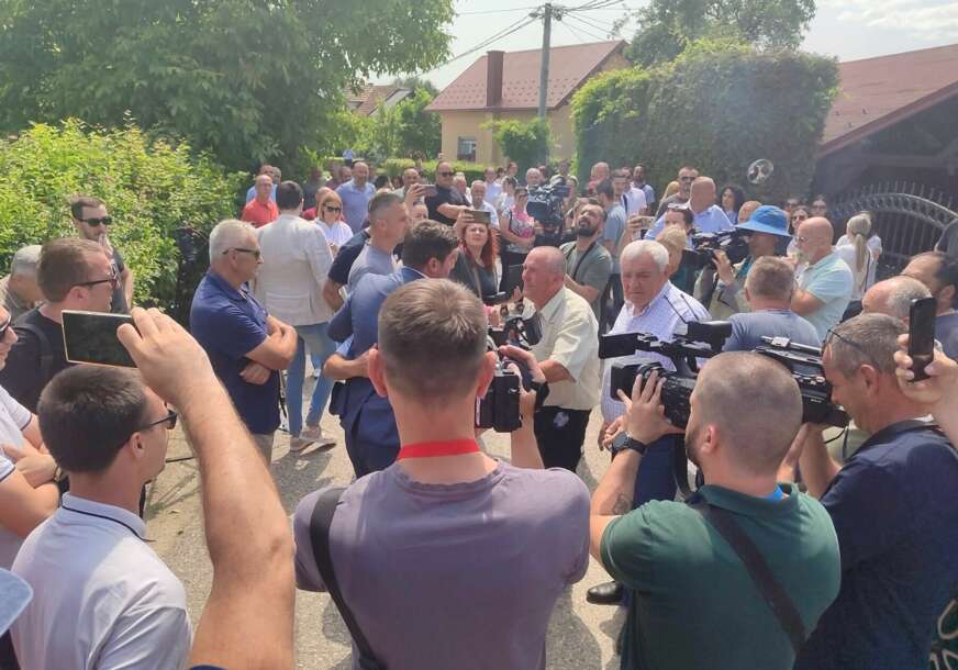 (VIDEO, FOTO) PODRŠKE NE MANJKA Gužva ispred kuće Milana Miličevića u Tesliću, stigli svi visoki funkcioneri SDS