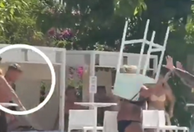 (VIDEO) Šok na Ibici: Fudbaler gađao stolicom i ONESVIJESTIO DJEVOJKU kraj bazena