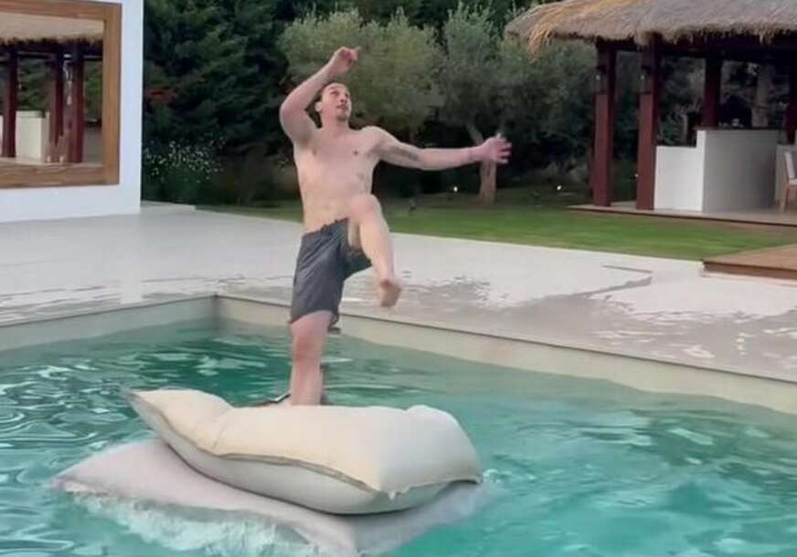 (VIDEO) "JOŠ UVIJEK" Ibrahimović u bazenu pokazao šta još može u 44. godini