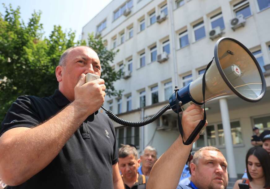(FOTO, VIDEO) “Ne budite sluge pokorne” Crnadak podržao Miličevića, za sudije i tužioce IMA VAŽNU PORUKU