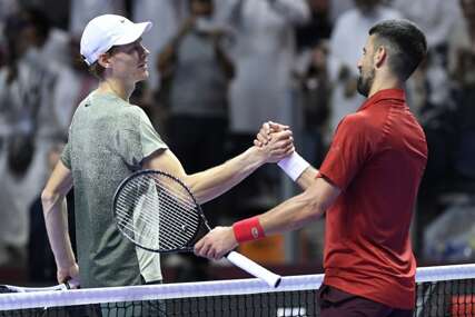 Janik Siner i Novak Đoković se rukuju