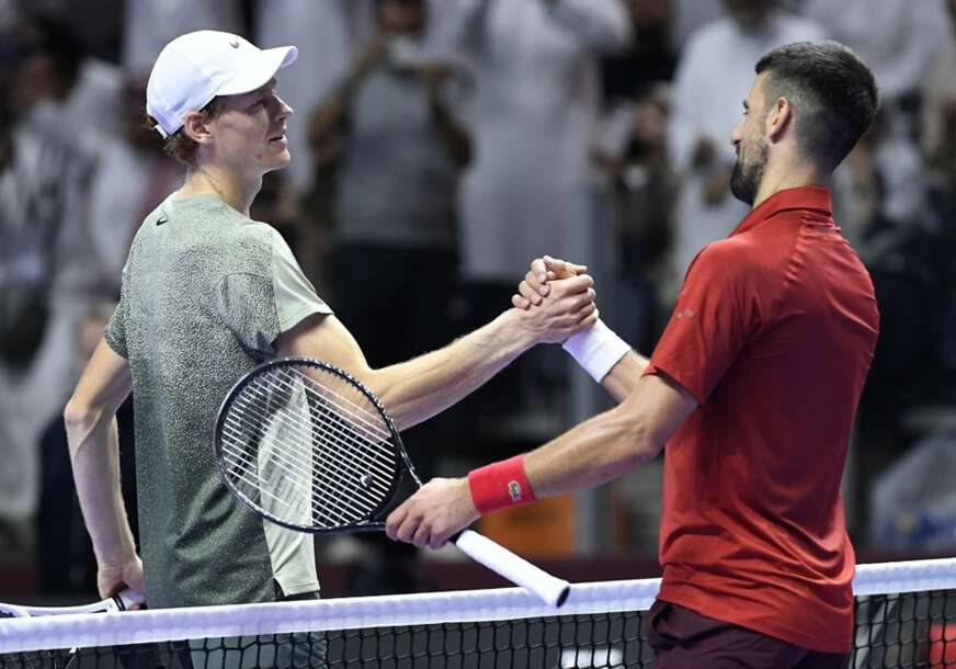 Janik Siner i Novak Đoković se rukuju
