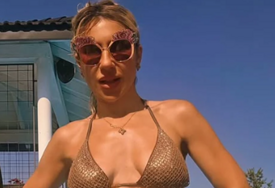(VIDEO, FOTO) "SAMO KRALJEVSKI" Jovana Jeremić U BIKINIJU SA "ŠKRGAMA" pije šampanjac u bazenu, a obline u prvom planu