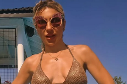 (VIDEO, FOTO) "SAMO KRALJEVSKI" Jovana Jeremić U BIKINIJU SA "ŠKRGAMA" pije šampanjac u bazenu, a obline u prvom planu