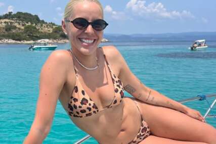 (FOTO) KAO DA SE NIJE PORODILA Bivša žena poznatog pjevača na jahti pokazala obline, a dobila je sina prije samo 3 mjeseca