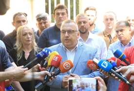 (VIDEO, FOTO) MILAN MILIČEVIĆ OSTAJE U PRITVORU Protest pred Republičkim tužilaštvom se nastavlja sutra