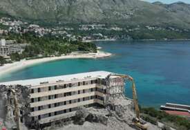 (VIDEO) "Samo lud ruši takvu vrijednost, a tu će da nikne smeće" Bageri uništavaju SLAVNI HOTEL NA JADRANU u kojem se Tito udvarao Elizabet Tejlor, evo ko će da gradi novi kompleks, pljušte i reakcije