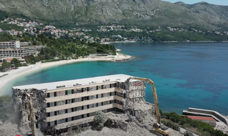 Rušenje hotela "Pelegrin"