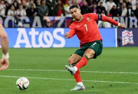 DRAMA U MINHENU Navijač utrčao na teren i prišao Ronaldu da se fotografiše, reagovalo obezbjeđenje