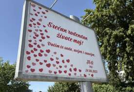 "Volim te sada, uvijek i zauvijek" U Banjaluci osvanuo bilbord koji je sve oduševio, ovo je pravi DOKAZ LJUBAVI I PAŽNJE