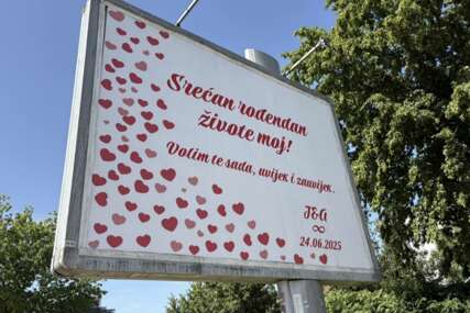 "Volim te sada, uvijek i zauvijek" U Banjaluci osvanuo bilbord koji je sve oduševio, ovo je pravi DOKAZ LJUBAVI I PAŽNJE