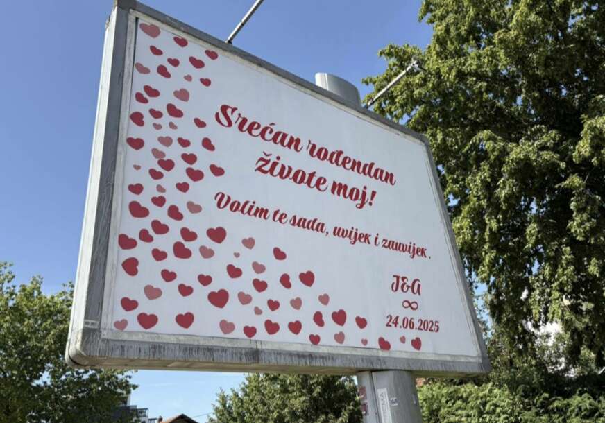 "Volim te sada, uvijek i zauvijek" U Banjaluci osvanuo bilbord koji je sve oduševio, ovo je pravi DOKAZ LJUBAVI I PAŽNJE