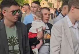 (VIDEO) "Ljepšu pratilju nije nikada niko imao" Luka umjesto skupog odijela i bijesne limuzine na maturu došao sa bebom