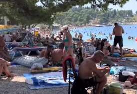 (VIDEO) "PAŠTETA I PARADAJZ, NIŠTA LJEPŠE" Snimak sa plaže u Makarskoj izazvao lavinu komentara