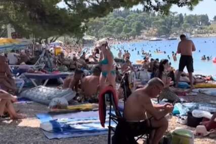(VIDEO) "PAŠTETA I PARADAJZ, NIŠTA LJEPŠE" Snimak sa plaže u Makarskoj izazvao lavinu komentara