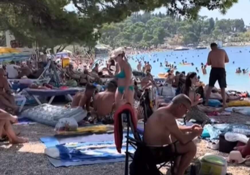 (VIDEO) "PAŠTETA I PARADAJZ, NIŠTA LJEPŠE" Snimak sa plaže u Makarskoj izazvao lavinu komentara