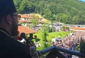 (VIDEO) Hiljade vjernika sliva se u manastiru Tumane: Nestvaran prizor iz "SRPSKOG OSTROGA", patrijarh Porfirije služi liturgiju
