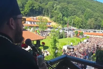 (VIDEO) Hiljade vjernika sliva se u manastiru Tumane: Nestvaran prizor iz "SRPSKOG OSTROGA", patrijarh Porfirije služi liturgiju