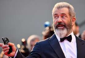 (FOTO) SLAVNI GLUMAC NA SVETOJ GORI Mel Gibson pozirao pored njegove fotografije, pljušte komentari