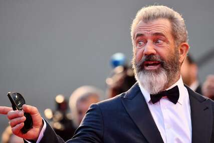 (FOTO) SLAVNI GLUMAC NA SVETOJ GORI Mel Gibson pozirao pored njegove fotografije, pljušte komentari