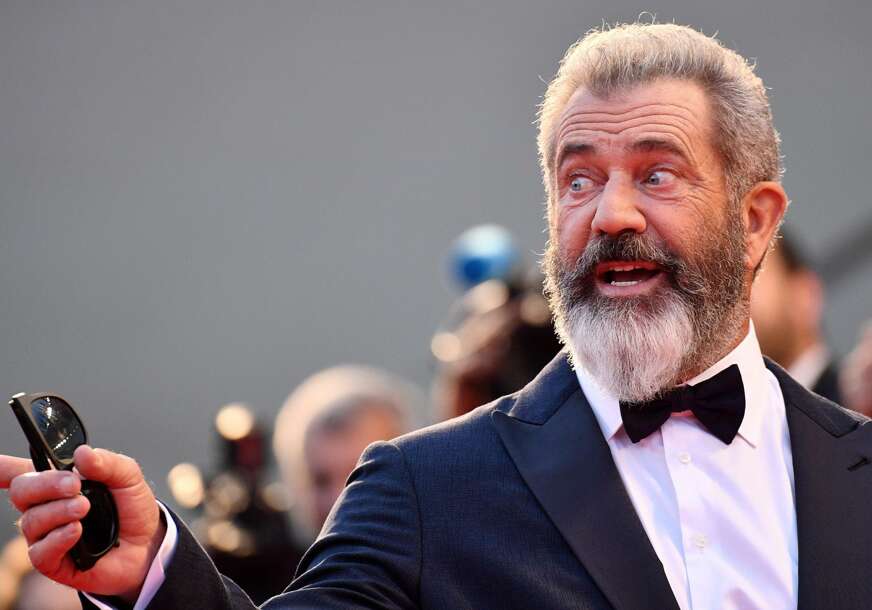 (FOTO) SLAVNI GLUMAC NA SVETOJ GORI Mel Gibson pozirao pored njegove fotografije, pljušte komentari