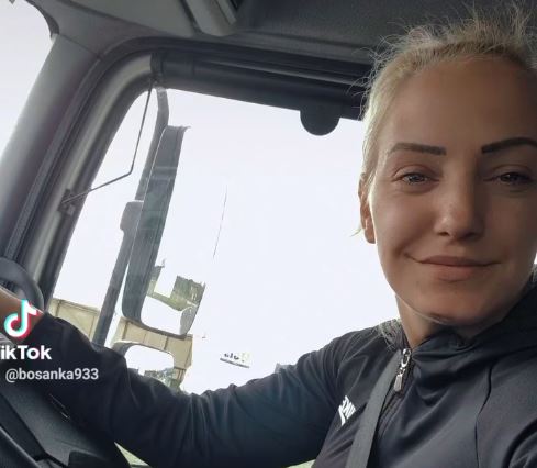 Melisa Mujčinović za volanom kamiona
